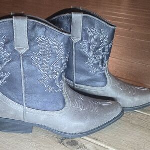 LR-Nashville boots in size 8.5 with a fabric upper and man-mad. Charcoal & Brown